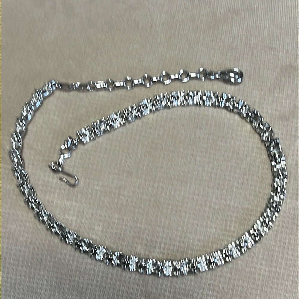 Vintage “Coro” brand silver tone necklace. Exc vintage cond. Signed.